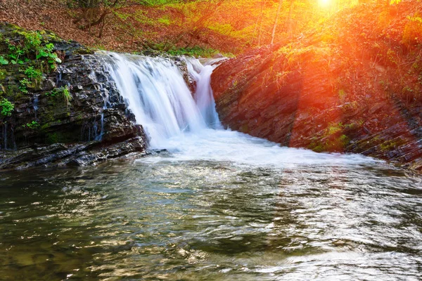 Landschap van de rivier in de bergen en kleine waterval. — Stockfoto