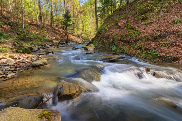 Landschap van de rivier in de bergen en kleine waterval. — Stockfoto