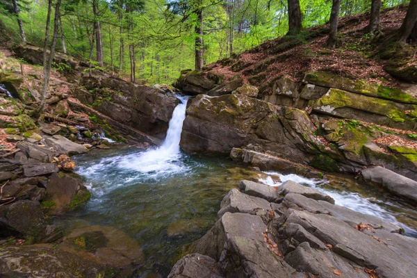 Paisagem de rio em montanhas e pequena cachoeira . — Fotografia de Stock