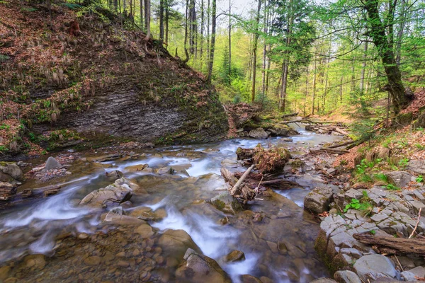 Paisagem de rio em montanhas e pequena cachoeira . — Fotografia de Stock