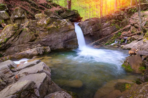 Landschap van de rivier in de bergen en kleine waterval. — Stockfoto