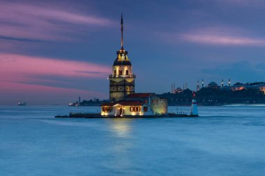 Kız Kulesi (Leandros Kulesi) kıyıdan güzel manzara. Istanbul gece görünümü.