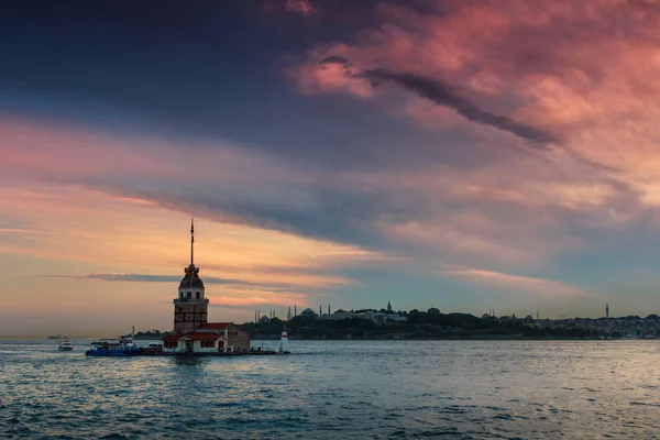 Beautiful landscape of Maiden's tower (Tower of Leandros) at sunset. Istanbul. Turkey. — Stock Photo, Image