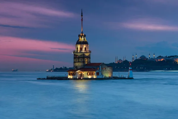 Beautiful landscape of Maiden's tower (Tower of Leandros) from shore. Night View on Istanbul. — Stock Photo, Image