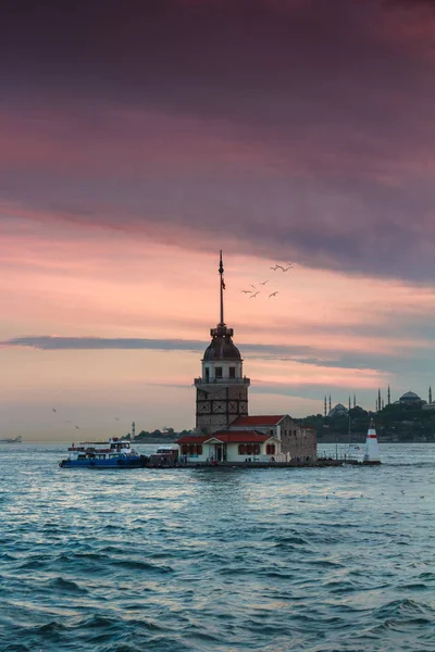 Beautiful landscape of Maiden's tower (Tower of Leandros) at sunset. Istanbul. Turkey. — Stock Photo, Image