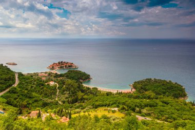 Manzara küçük ada ve resort Sveti Stefan. Sahil Budva Riviera. Karadağ.