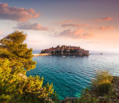 Sveti Stefan ve Akdeniz deniz günbatımı görüntüleyin. Karadağ.