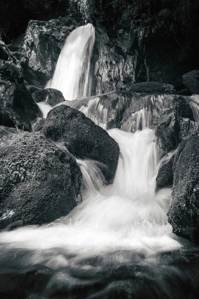Zicht op de steenachtige stroomversnellingen in de rivier van de berg. Zwart-wit foto. — Stockfoto