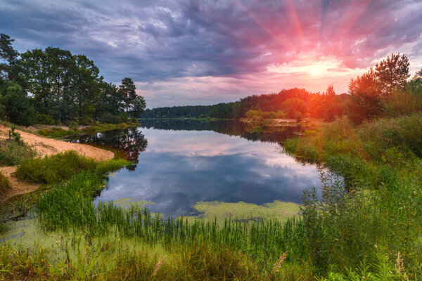 Красивый панорамный пейзаж озера на красочном закате
.