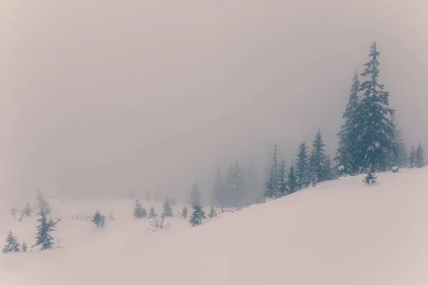 Краєвид у зимових горах. Ретро стиль . — стокове фото