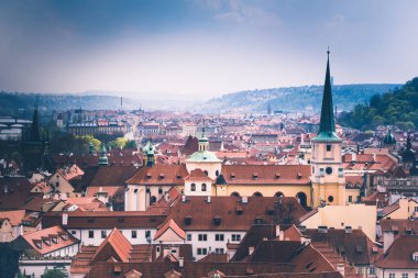 Panoramik Prag çatılar ve kubbe. Çek Cumhuriyeti. Avrupa. Retro etkisi filtre uygulanmış görüntü: çapraz işleme.
