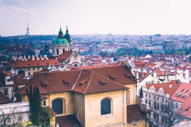 Panoramik Prag çatılar ve kubbe. Çek Cumhuriyeti. Avrupa. Retro etkisi filtre uygulanmış görüntü: çapraz işleme.