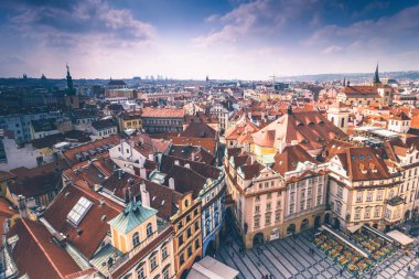 Panoramik Prag çatılar ve kubbe. Çek Cumhuriyeti. Avrupa. Retro etkisi filtre uygulanmış görüntü: çapraz işleme.