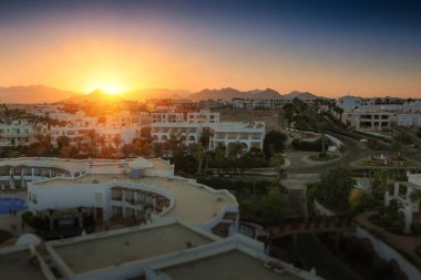 Günbatımı lüks otelde binaların görünümünü. Sharm el Sheikh, Mısır. Sina dağlar.