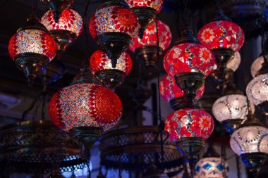 Geleneksel parlak dekoratif asılı Türk lambalar ve renkli ışıklar kapalı çarşı içinde canlı renklerle görünümünü. Istanbul. Türkiye. Turistler için en popüler Hatıra Eşyası.
