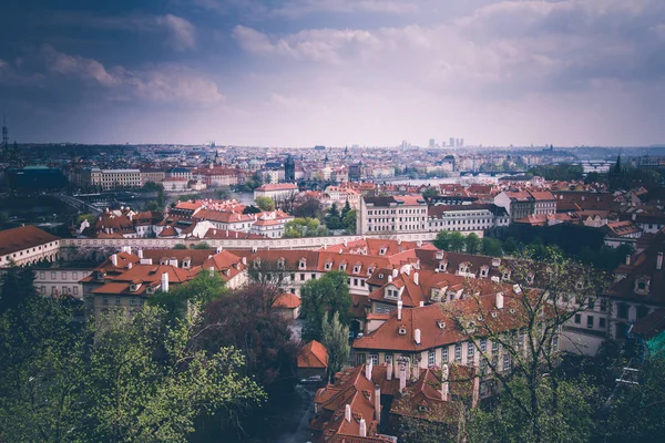 Panoramik Prag çatılar ve kubbe. Çek Cumhuriyeti. Avrupa. Retro etkisi filtre uygulanmış görüntü: çapraz işleme.