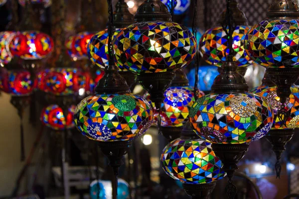 Geleneksel parlak dekoratif asılı Türk lambalar ve renkli ışıklar kapalı çarşı içinde canlı renklerle görünümünü. Istanbul. Türkiye. Turistler için en popüler Hatıra Eşyası.
