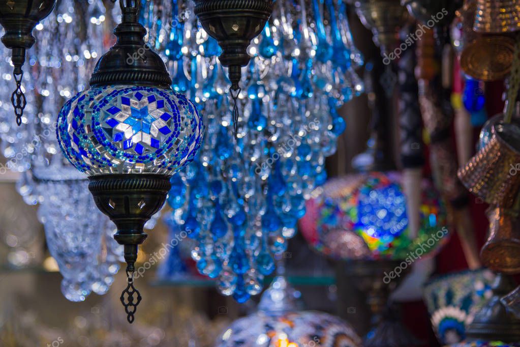 Vista de lámparas turcas colgantes decorativas tradicionales y luces