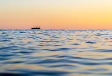 Adam bir satır tekne