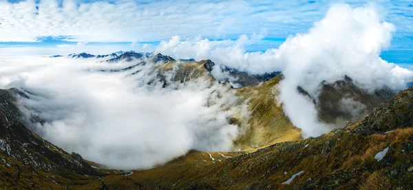 Alta gama de montanhas — Fotografia de Stock