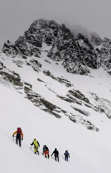 Climbers travers slope — Stock Photo, Image