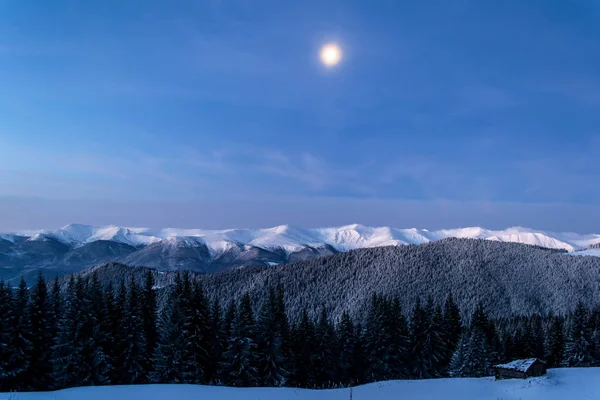 Zimní noc v horách. — Stock fotografie