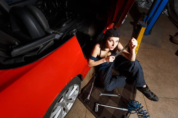 Flicka mekaniker i ett garage — Stockfoto