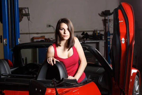 Chica mecánica en un garaje — Foto de Stock