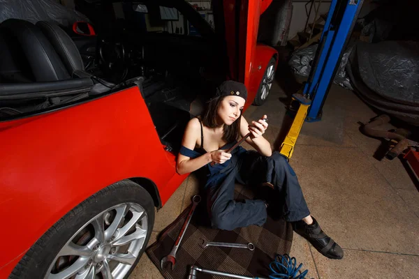 Chica mecánica en un garaje — Foto de Stock