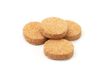 Beyaz bir arka plan üzerine doğrayın