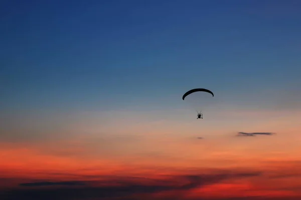 Silhouette of para motor glider — Stock Photo, Image