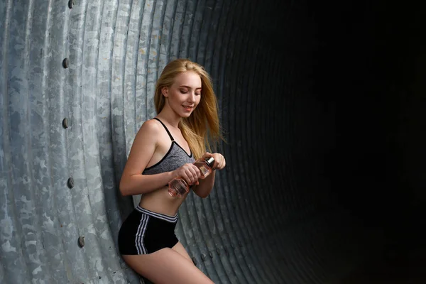 Sexig Fitnesskvinna Vacker Atletisk Flicka Grå Bakgrund Fitness Sport Flicka — Stockfoto