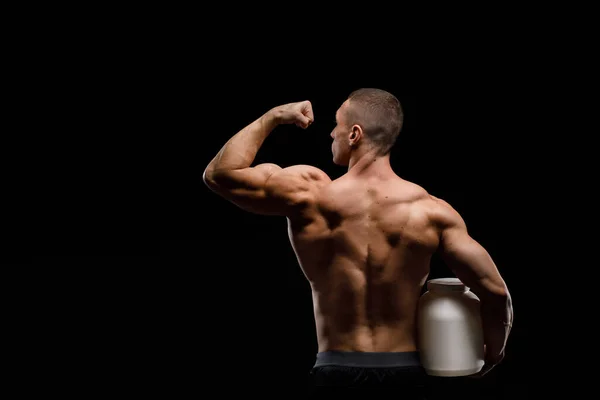 黒の背景に筋肉のボディビルダー スポーツ栄養 ボディービル栄養補助食品 ワークアウト 健康的なライフスタイルコンセプト — ストック写真