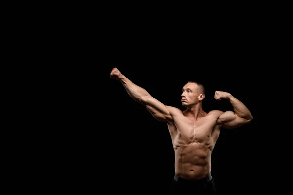 黒の背景に筋肉のボディビルダー スポーツ栄養 ボディービル栄養補助食品 ワークアウト 健康的なライフスタイルコンセプト — ストック写真