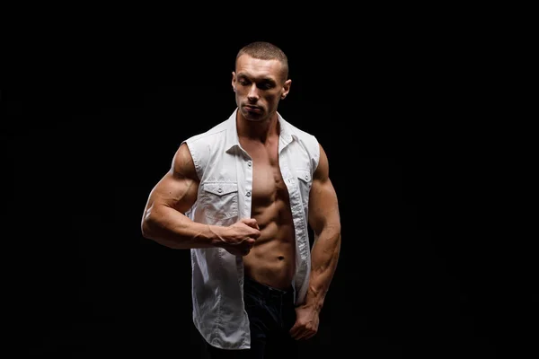 Modelo Muscular Joven Deportivo Jeans Mostrando Prensa Sobre Fondo Negro —  Fotos de Stock