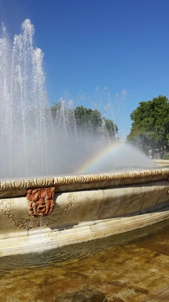 Regenbogen im Brunnen — Stockfoto
