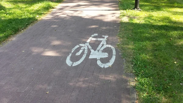 Radweg mit rotem Kopfsteinpflaster — Stockfoto