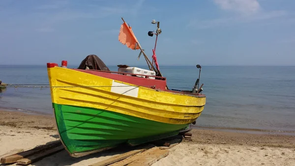 Sahilde bir balıkçı teknesi