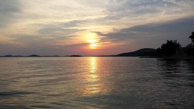 Gün batımı göl kıyısında