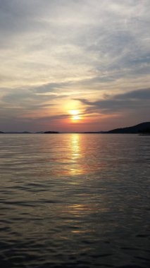 Gün batımı göl kıyısında