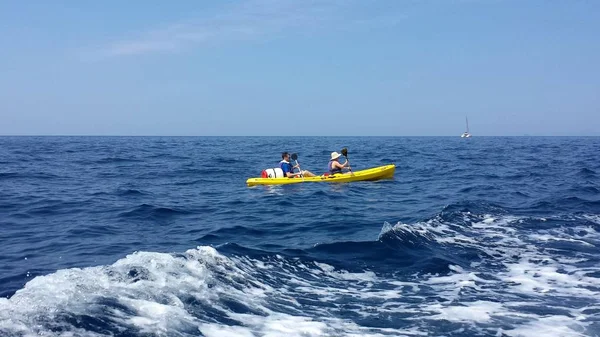 Gele kajak op het water — Stockfoto