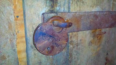 Bir asma kilit kilitli kapı