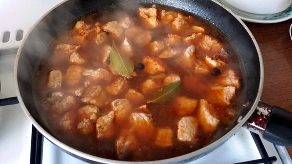 Goulash caseiro. Cozinhar um guisado caseiro em uma frigideira . — Fotografia de Stock