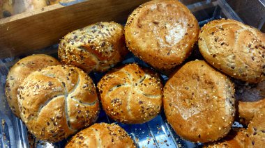 Taze pişmiş çörekler bir şeffaf plastik kap içinde