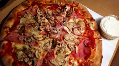 Pizza mantar, jambon ve kırmızı soğan ile