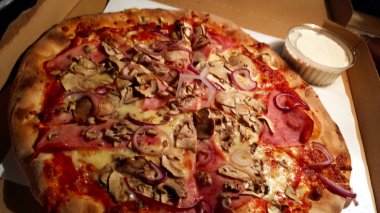 Pizza mantar, jambon ve kırmızı soğan ile