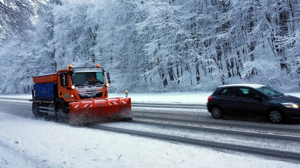 Gdynia, Polonya - 21 Ocak 2018: Kar pulluk yolun karlı ormandaki temizler.