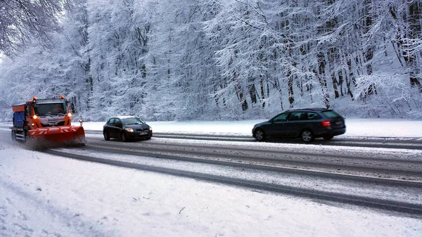 Gdynia, Polonya - 21 Ocak 2018: Kar pulluk yolun karlı ormandaki temizler.