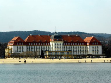 Sopot, Polonya - 25 Mart 2018: Grand Hotel - Sopot, Polonya için en ünlü otel. Denizden görüntülemek.