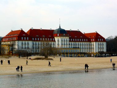 Sopot, Polonya - 25 Mart 2018: Grand Hotel - Sopot, Polonya için en ünlü otel. Denizden görüntülemek.